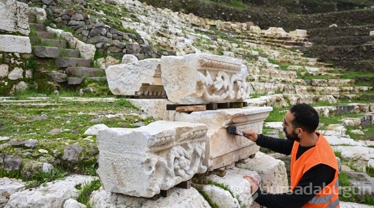 Smyrna Tiyatrosu'nun seyirci girişi ortaya çıkarıldı
