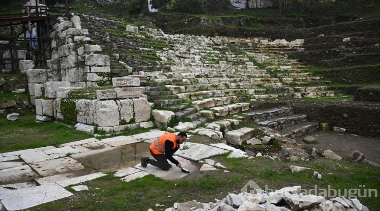 Smyrna Tiyatrosu'nun seyirci girişi ortaya çıkarıldı
