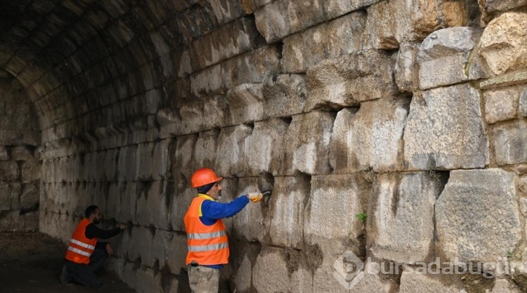 Smyrna Tiyatrosu'nun seyirci girişi ortaya çıkarıldı
