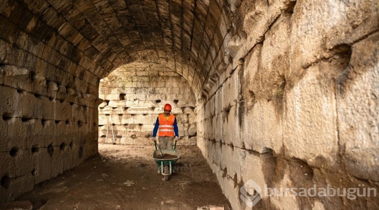 Smyrna Tiyatrosu'nun seyirci girişi ortaya çıkarıldı
