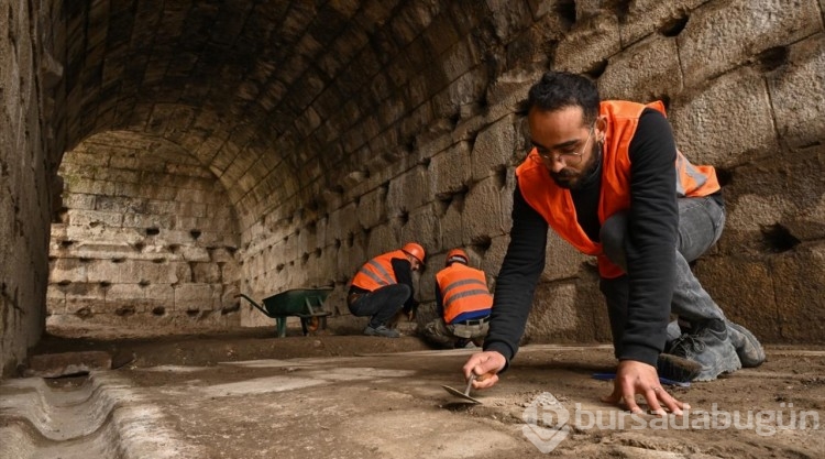 Smyrna Tiyatrosu'nun seyirci girişi ortaya çıkarıldı
