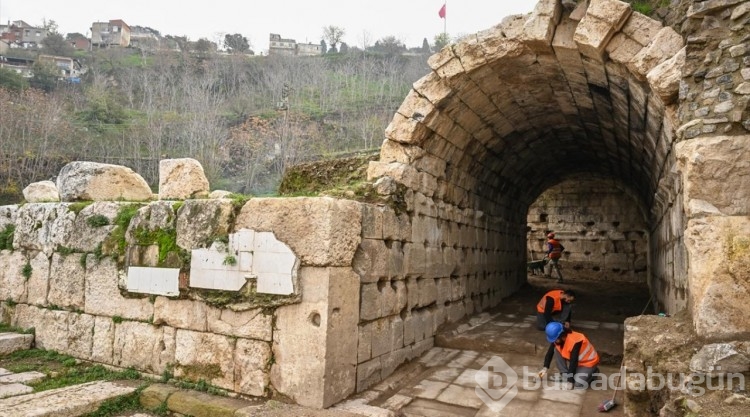 Smyrna Tiyatrosu'nun seyirci girişi ortaya çıkarıldı
