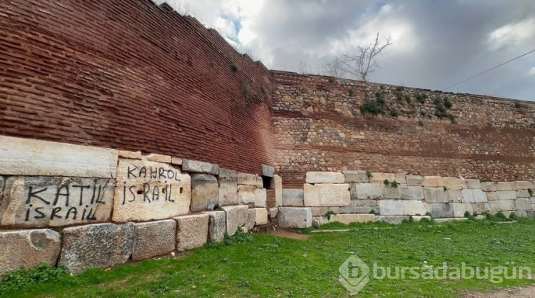 Bursa'da 2 bin yıllık surlara sprey boya ile "Katil İsrail" yazdılar
