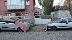Kars'ta araçlara halılı, battaniyeli soğuk önlemi