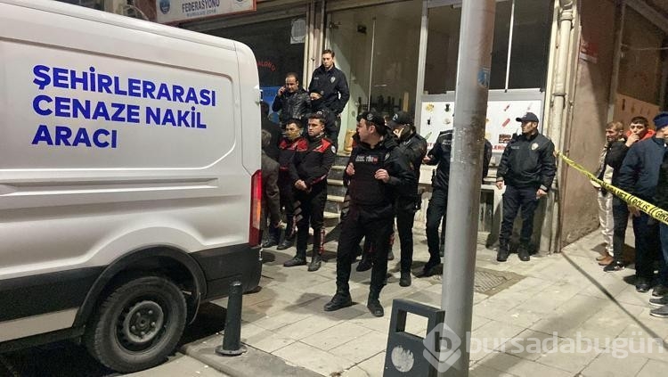 Sultangazi'de şakalaştığı arkadaşını silahla vurdu 
. 
