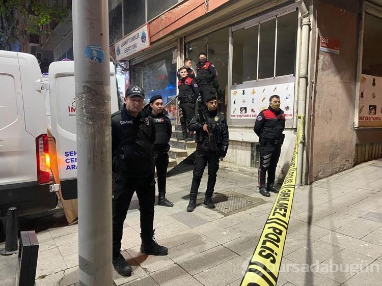 Sultangazi'de şakalaştığı arkadaşını silahla vurdu 
. 
