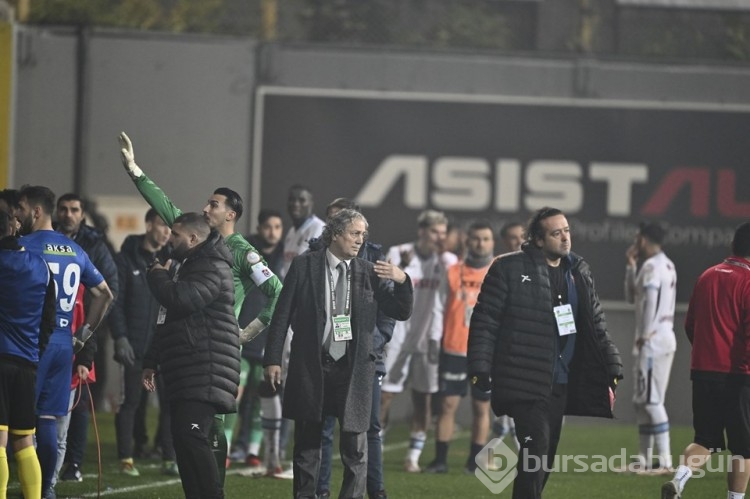 İstanbulspor yönetimi takımı sahadan çekti, maç yarıda kaldı