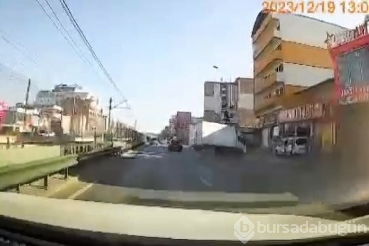 Bursa'da sinyal vermeden şerit değiştiren otomobil faciaya neden oluyordu!