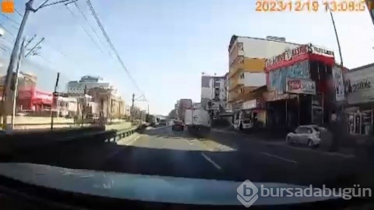 Bursa'da sinyal vermeden şerit değiştiren otomobil faciaya neden oluyordu!