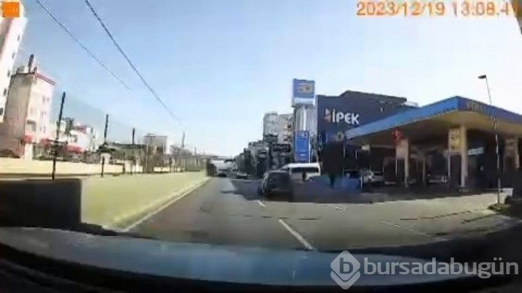 Bursa'da sinyal vermeden şerit değiştiren otomobil faciaya neden oluyordu!
