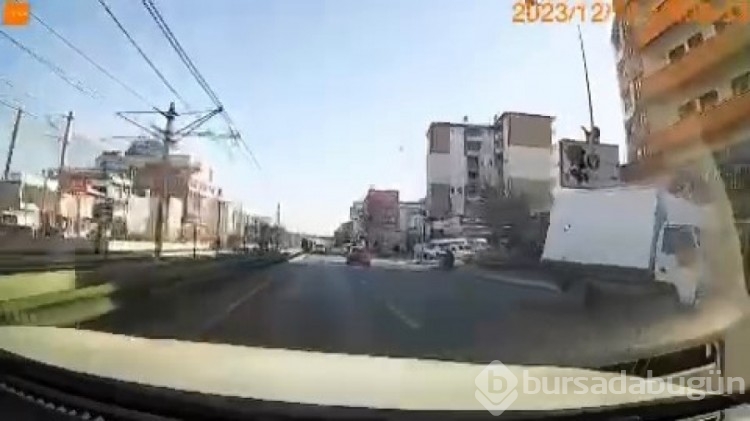 Bursa'da sinyal vermeden şerit değiştiren otomobil faciaya neden oluyordu!