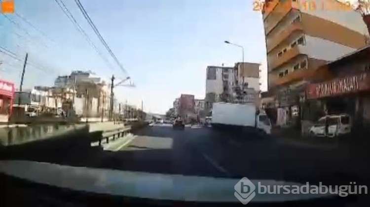 Bursa'da sinyal vermeden şerit değiştiren otomobil faciaya neden oluyordu!