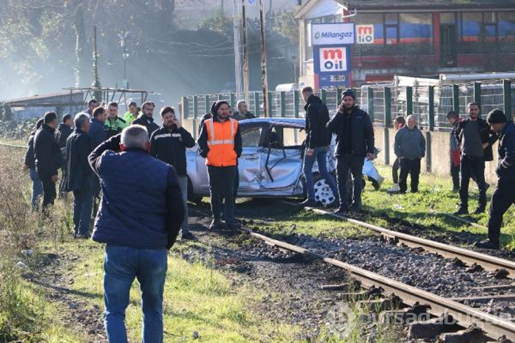Tren, hemzemin geçitte otomobile çarptı