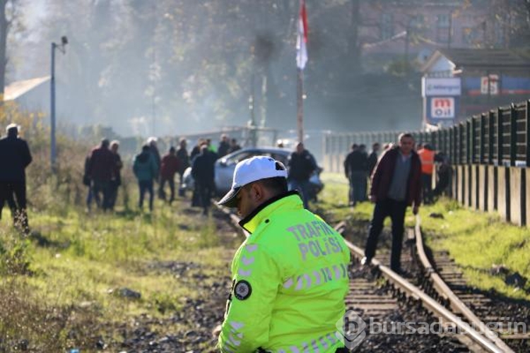 Tren, hemzemin geçitte otomobile çarptı