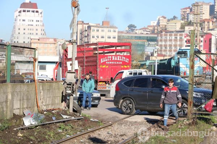 Tren, hemzemin geçitte otomobile çarptı