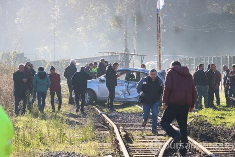 Tren, hemzemin geçitte otomobile çarptı