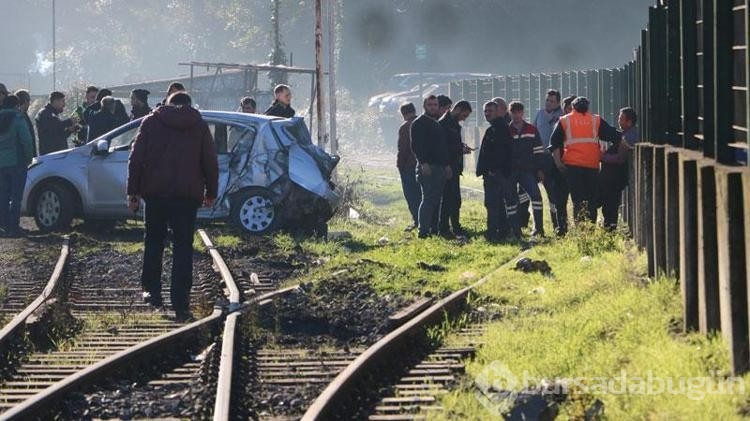Tren, hemzemin geçitte otomobile çarptı