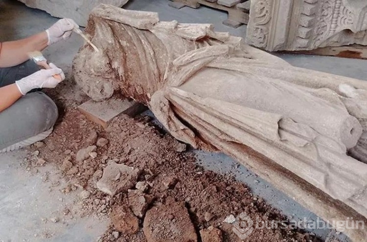Topraktan çıkarılırken dans ediyordu