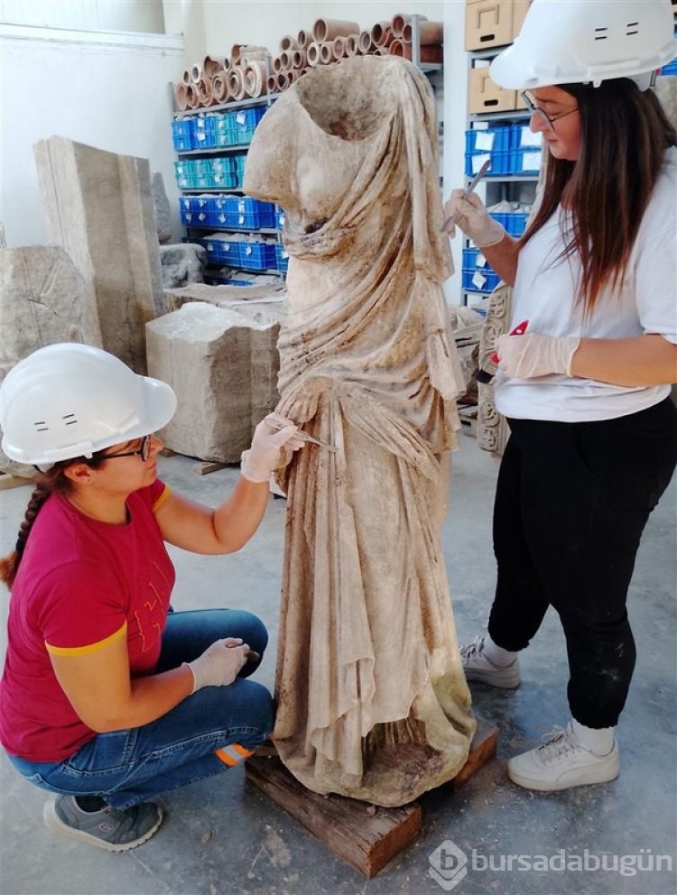 Topraktan çıkarılırken dans ediyordu