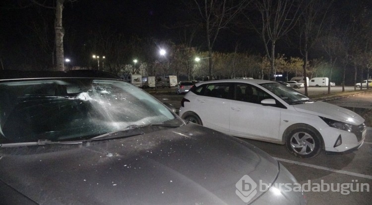 Açık otoparktaki 35 aracın camını bir şahıs kırdı
