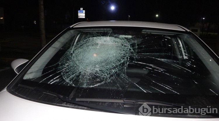 Açık otoparktaki 35 aracın camını bir şahıs kırdı