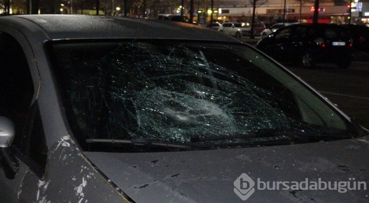Açık otoparktaki 35 aracın camını bir şahıs kırdı