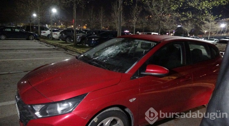 Açık otoparktaki 35 aracın camını bir şahıs kırdı