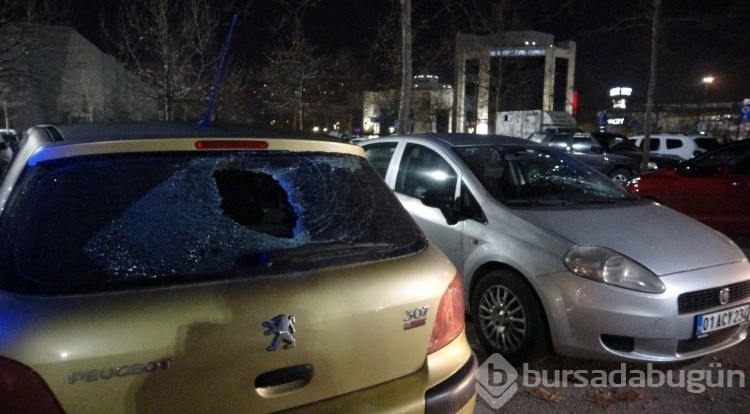 Açık otoparktaki 35 aracın camını bir şahıs kırdı