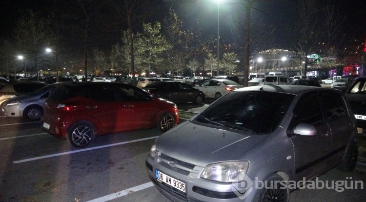 Açık otoparktaki 35 aracın camını bir şahıs kırdı
