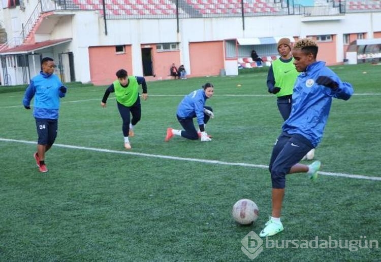 Hakkarigücü'nün kadın futbolcusu Manga'ya  Altın Top' ödülü
