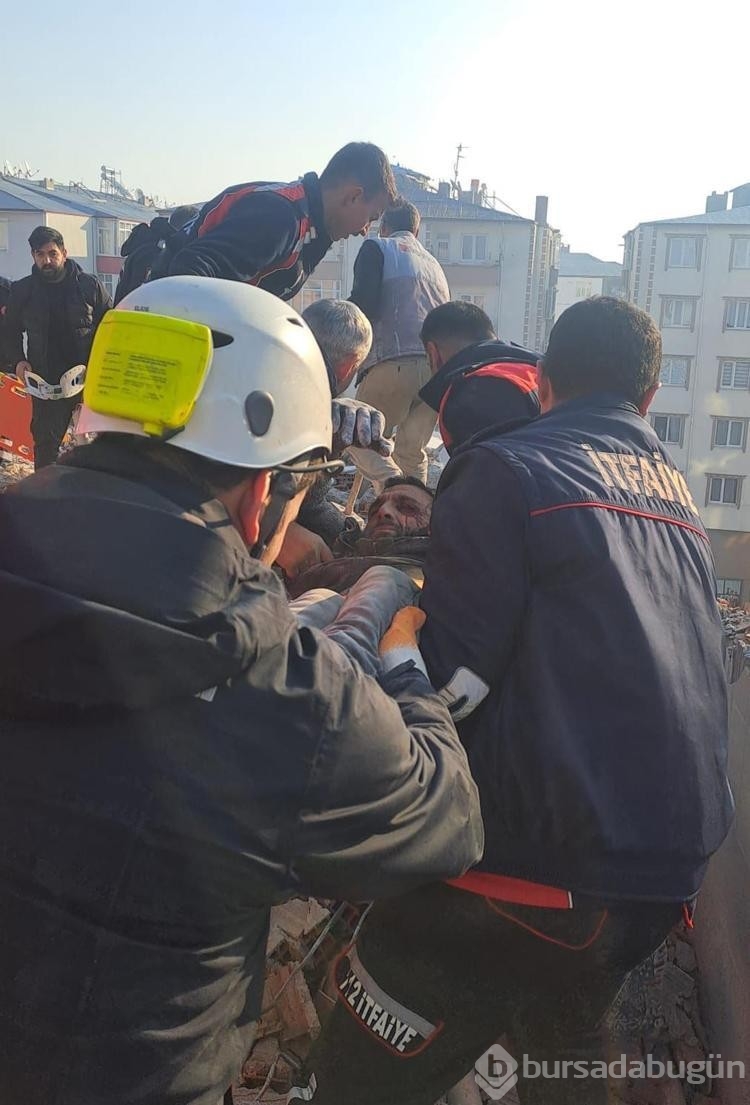 Yıkımda kesilen kolon ile duvar arasında sıkışan işçi yaralandı
