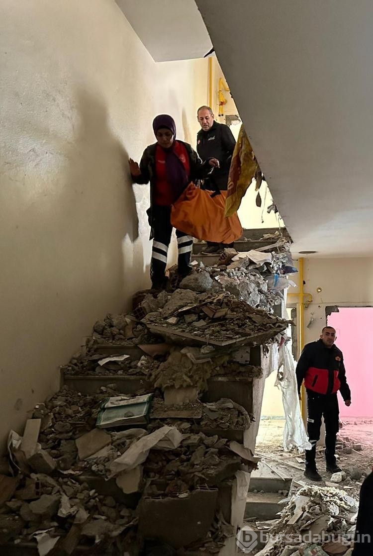 Yıkımda kesilen kolon ile duvar arasında sıkışan işçi yaralandı
