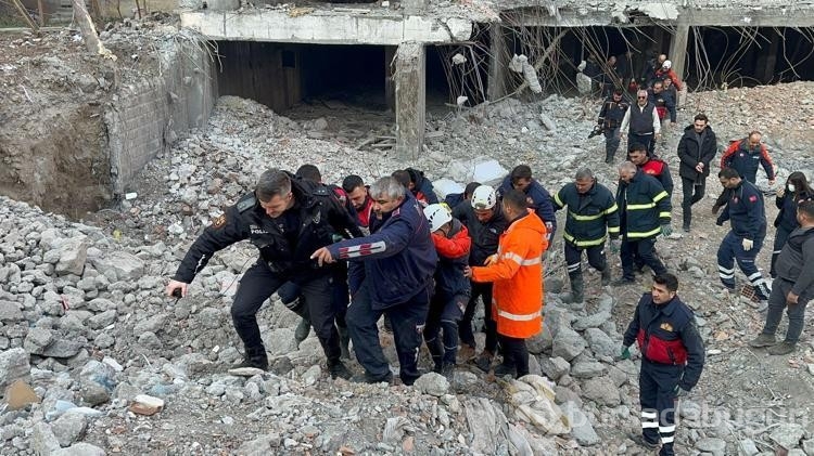 Yıkımda kesilen kolon ile duvar arasında sıkışan işçi yaralandı
