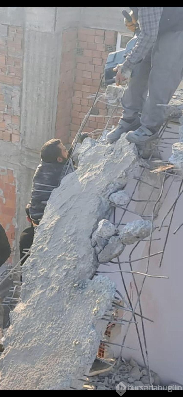 Yıkımda kesilen kolon ile duvar arasında sıkışan işçi yaralandı
