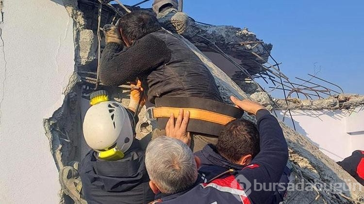 Yıkımda kesilen kolon ile duvar arasında sıkışan işçi yaralandı
