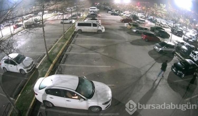 Parke taşı ile 35 aracın camlarını kıran şüpheli, kamerada
