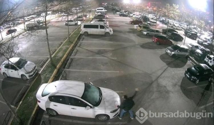 Parke taşı ile 35 aracın camlarını kıran şüpheli, kamerada
