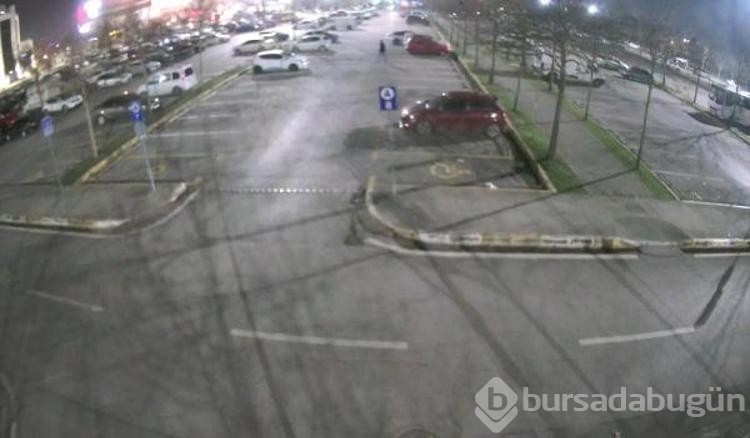 Parke taşı ile 35 aracın camlarını kıran şüpheli, kamerada
