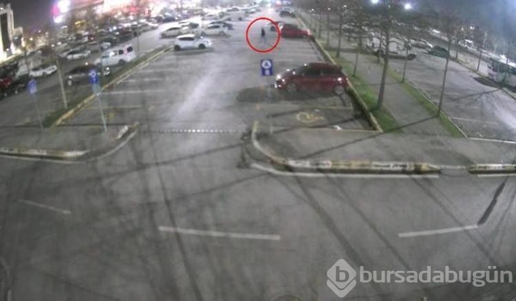 Parke taşı ile 35 aracın camlarını kıran şüpheli, kamerada
