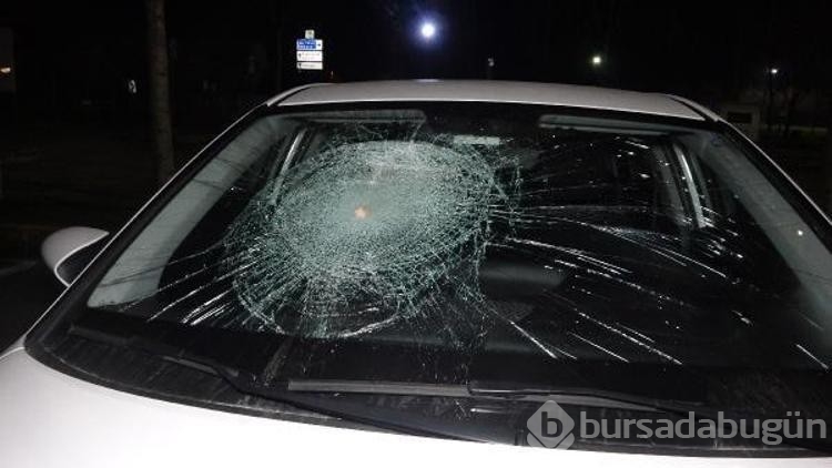 Parke taşı ile 35 aracın camlarını kıran şüpheli, kamerada
