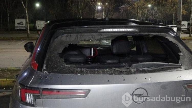 Parke taşı ile 35 aracın camlarını kıran şüpheli, kamerada
