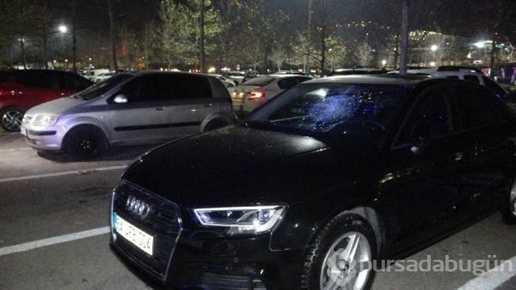 Parke taşı ile 35 aracın camlarını kıran şüpheli, kamerada
