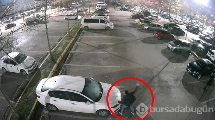 Parke taşı ile 35 aracın camlarını kıran şüpheli, kamerada
