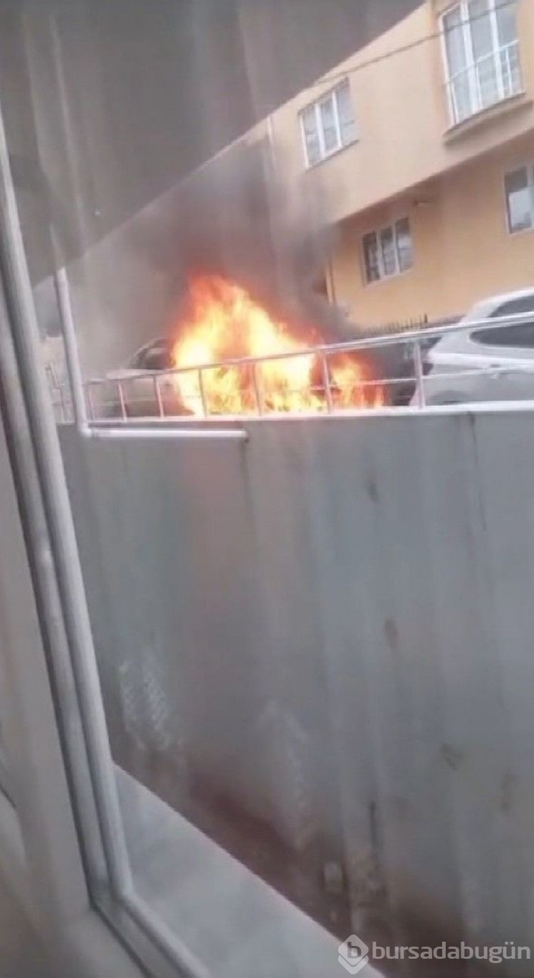Park halindeki otomobil alev alev yandı
