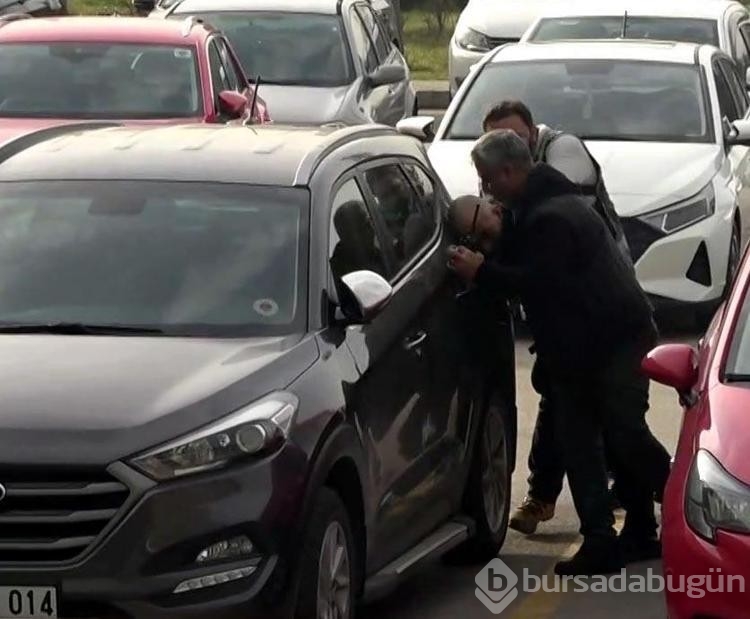 Adliyeye girmemek için direnen hırsızlık şüphelisi, başını otomobillere vurdu
