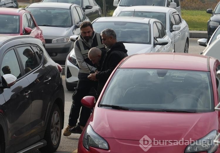 Adliyeye girmemek için direnen hırsızlık şüphelisi, başını otomobillere vurdu
