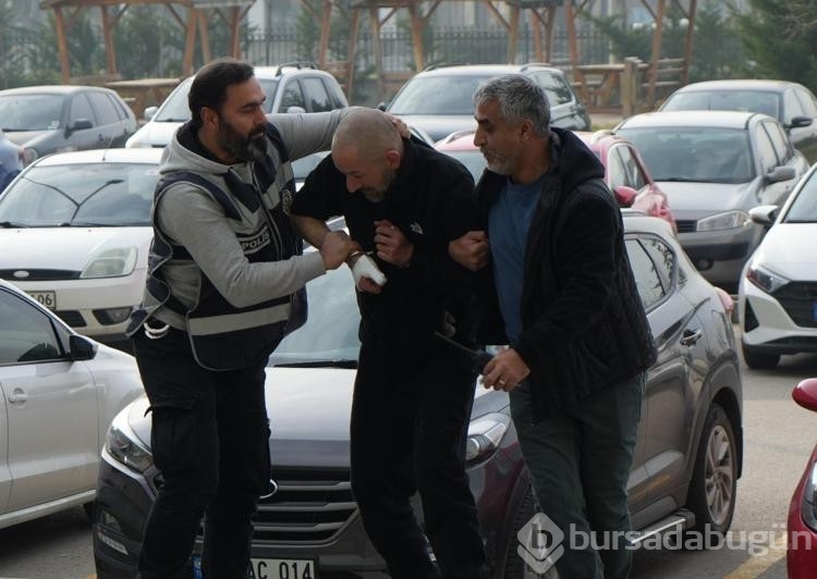 Adliyeye girmemek için direnen hırsızlık şüphelisi, başını otomobillere vurdu
