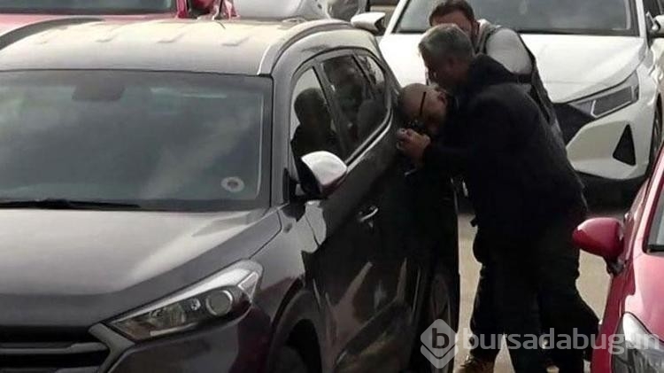 Adliyeye girmemek için direnen hırsızlık şüphelisi, başını otomobillere vurdu
