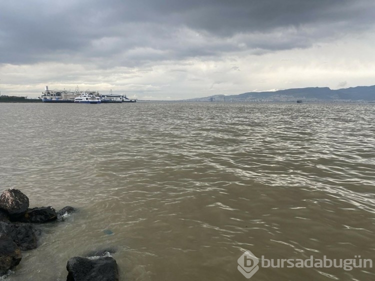 Sağanak sonrası İzmir'de denizin rengi değişti

