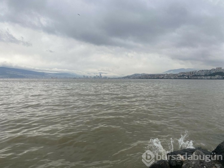 Sağanak sonrası İzmir'de denizin rengi değişti
